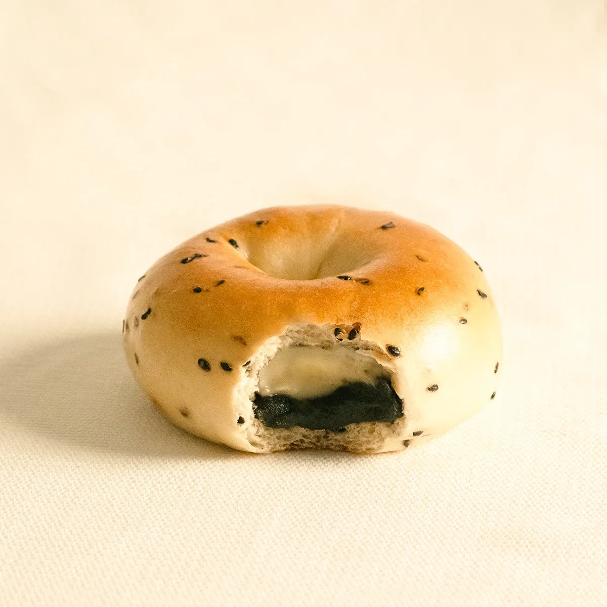 Black Sesame Mochi Cream Cheese Bagel | 黑芝麻麻糬奶油芝士贝果